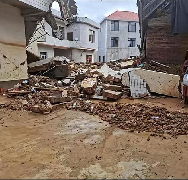 星欧娱乐注册:上游泄洪放水 村民称房屋倒塌亲人去世 镇政府:干部提前通知转移