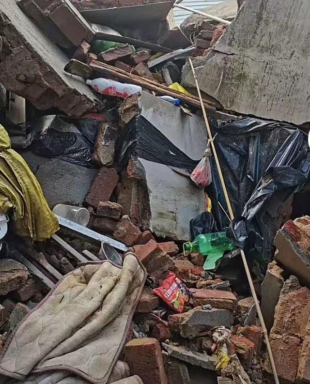 星欧娱乐注册:上游泄洪放水 村民称房屋倒塌亲人去世 镇政府:干部提前通知转移