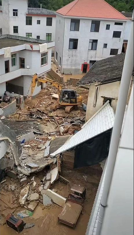 星欧娱乐注册:上游泄洪放水 村民称房屋倒塌亲人去世 镇政府:干部提前通知转移