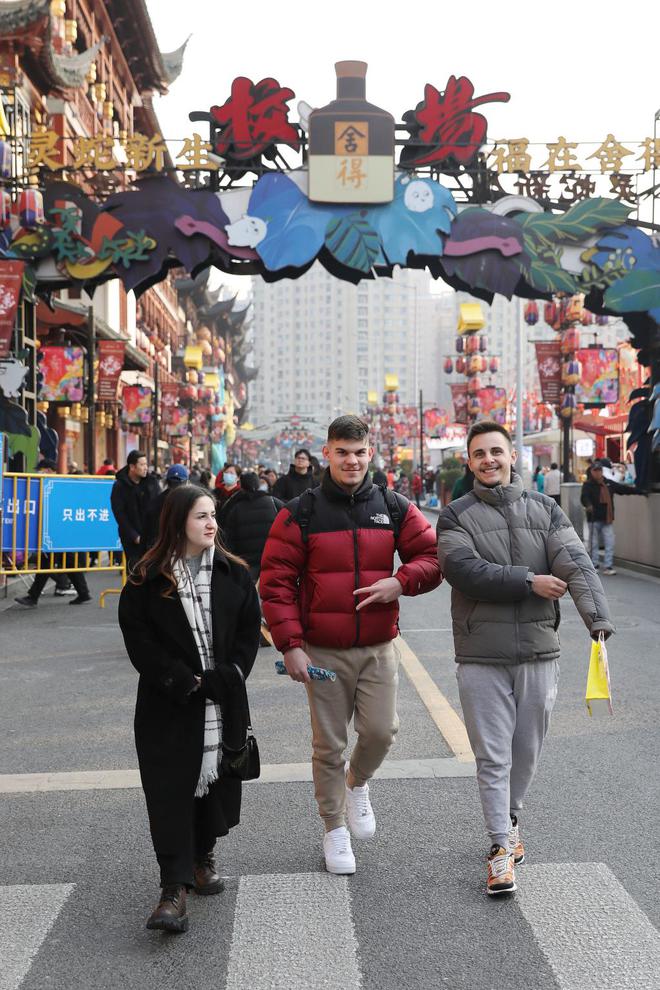 星欧平台官方:来上海过中国年“歪果仁”频创新高:有人去东方明珠登高,有人扎堆外滩、武康路